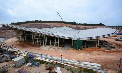 Mái “đại bàng biển” thành hình, nhà ga đón nguyên thủ APEC 2027