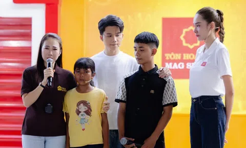 Hoa hậu Việt bật khóc trước cậu bé người Raglai vừa học vừa chăm mẹ ung thư
