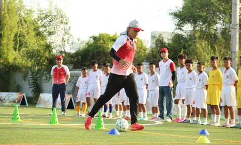 Cầu thủ Lý Đức trở lại huấn luyện Top 16 Cầu thủ nhí 2026