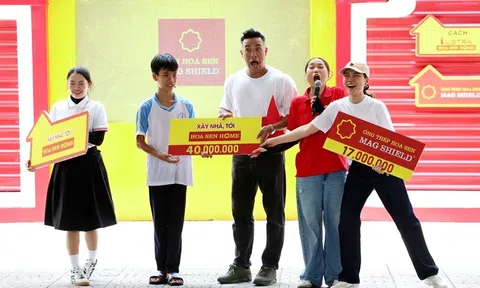 Lâm Vỹ Dạ bật khóc trước cậu bé 14 tuổi bán vé số nuôi mẹ khuyết tật