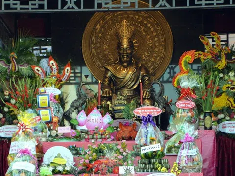 Hơn 1000 bánh chưng lộc cho du khách dâng hương tượng vua Hùng