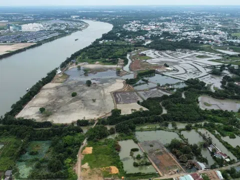 Đồng Nai: Người dân bị thu hồi đất tại dự án Six Senses Saigon River căng băng rôn đòi đền bù thỏa đáng