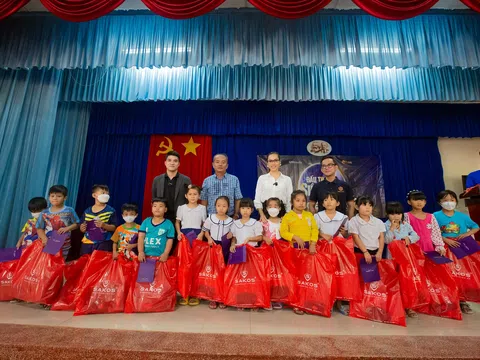 Bảo Hoàng và Hoàng My dùng giải thưởng thắng được trao 150 học bổng cho học sinh nghèo