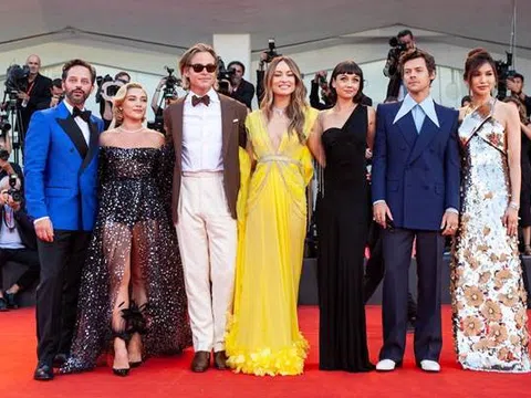 Dàn sao “Em yêu, đừng sợ” nổi bật trên thảm đỏ liên hoan phim Venice: Harry Styles diện Gucci lịch lãm, Florence Pugh táo bạo trong thiết kế của Valentino