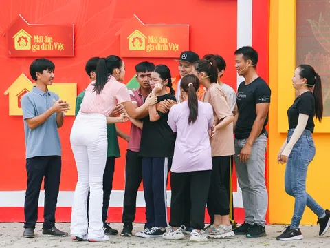 Hoa hậu Ngọc Châu đồng cảm với nỗi đau mất cha của hai em nhỏ tại Mái ấm gia đình Việt