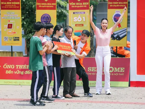 Hoa hậu Ngọc Châu tặng hết cát-xê cho các em nhỏ mồ côi tại Mái ấm gia đình Việt