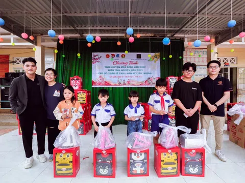 CEO Bảo Hoàng dùng giải thưởng thắng được trao 100 chiếc balo cho học sinh nghèo tại Đồng Tháp