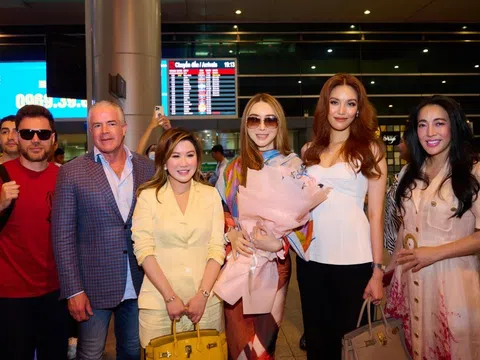 Bà chủ Miss Universe được Lan Khuê đón ở sân bay Tân Sơn Nhất