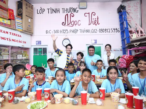 Nghệ sĩ Phi Phụng, Võ Tấn Phát mang bữa ăn hạnh phúc đến thăm các em nhỏ tại lớp học tình thương