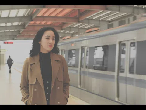 Quán quân Gương mặt thân quen Phạm Lịch ra mắt MV nhạc Hoa lời Việt đầy cuốn hút