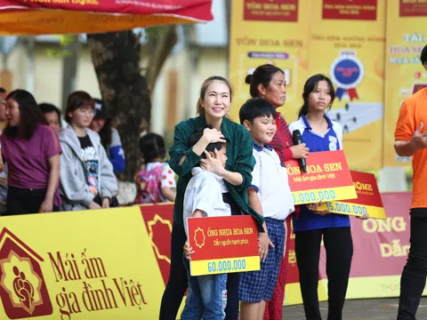 Mái ấm gia đình Việt: MC Quyền Linh, Thanh Thảo Hugo bỏ tiền túi giúp đỡ các em nhỏ mồ côi