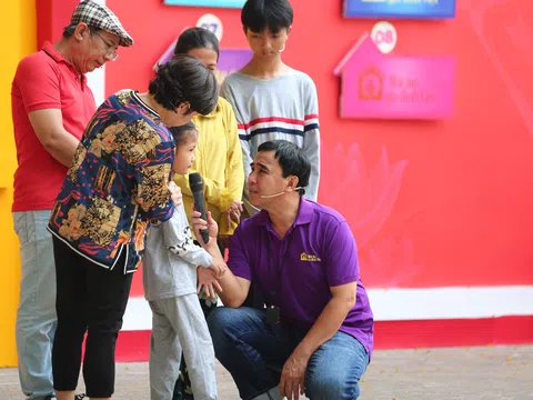 Mái ấm gia đình Việt: Nghệ sĩ Trung Dân, Phi Phụng tặng hết cát-xê cho các em nhỏ mồ côi