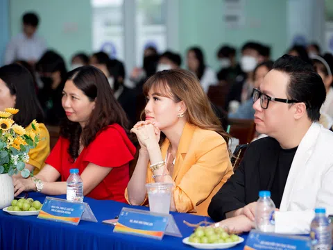 Nhà văn Amanda Huỳnh, MC Tùng Leo truyền cảm hứng cho gần 500 sinh viên Trường Đại học Văn Hiến