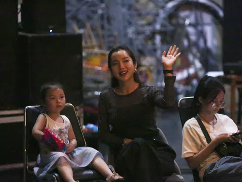 Khu Vườn Thanh Âm: Kim Cương và con gái út say sưa nghe Ưng Hoàng Phúc hát