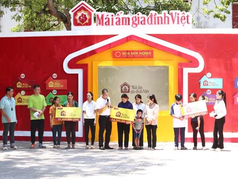 MC Quyền Linh, Đào Vân Anh và Xuân Phúc bỏ tiền túi tặng các em nhỏ mồ côi