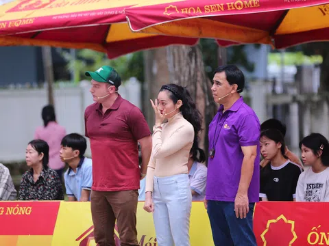 Mái ấm gia đình Việt: MC Quyền Linh, NSƯT Hạnh Thúy và Kyo York xót xa trước hoàn cảnh của các em nhỏ mồ côi