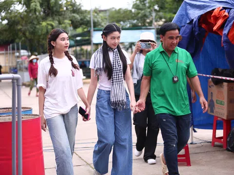 Nhan sắc xinh đẹp của 2 ái nữ nhà Quyền Linh khi đến phim trường show thiện nguyện thăm bố
