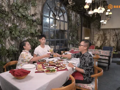 Lục Huy thích thú khi được Hoàng Rapper và Chen Ru Lu mời thưởng thức ẩm thực Trung Đông