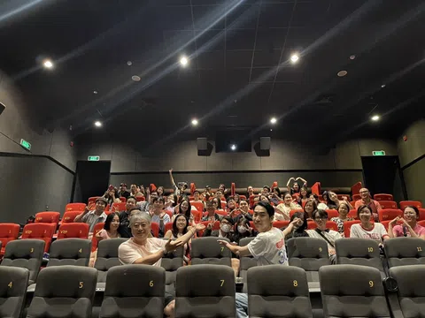 Ekip phim Yêu Lại Vợ Ngầu sang Việt Nam, bất ngờ “đánh úp” khán giả tại rạp