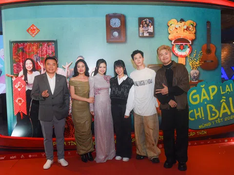 Dàn diễn viên “Gặp Lại Chị Bầu” bị delay chuyến bay gần 5 tiếng, kéo va li lên thảm đỏ họp báo phim tại Hà Nội