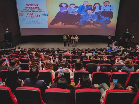 Đoàn phim ‘Gặp Lại Chị Bầu' giao lưu với khán giả Hà Nội trong suất chiếu sớm