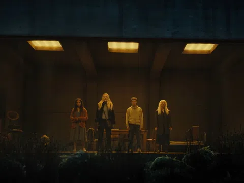 Tựa phim kinh dị siêu nhiên với sự tham gia của Dakota Fanning “Những Kẻ Theo Dõi” ra mắt trailer chính thức