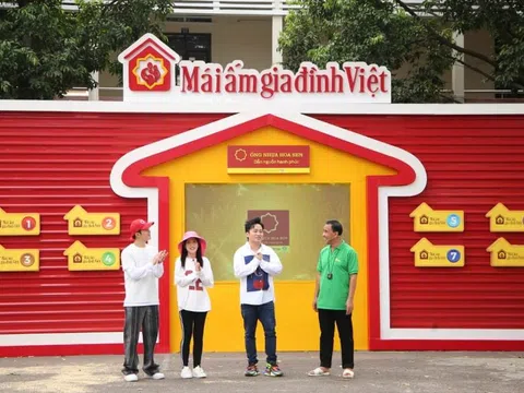 MC Quyền Linh, ca sĩ Tùng Dương, diễn viên Puka và ca sĩ Gin Tuấn Kiệt xúc động khi chứng kiến hoàn cảnh của các em nhỏ mồ côi