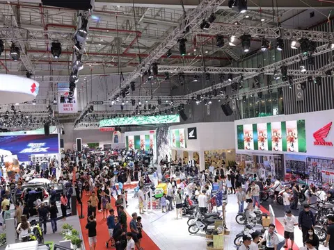 Vietnam Motor Show 2024 vẫn đông nghẹt dù trời mưa