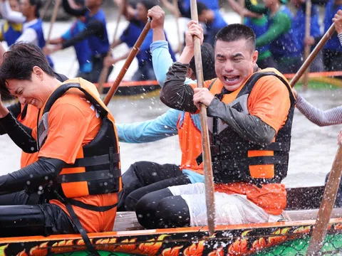 2 ngày 1 đêm hốt hoảng với chiếc ghe ngo đua bị lật giữa sông