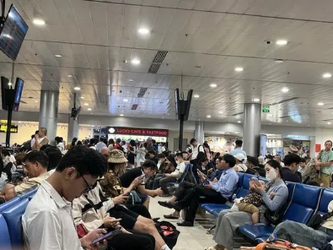 Khách than phiền chuyến bay bị chậm, rồi hủy ở sân bay Tân Sơn Nhất