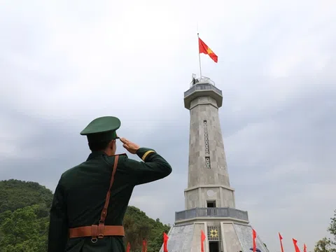 Lễ Thượng cờ và gắn biển công trình Cột cờ A Pa Chải​
