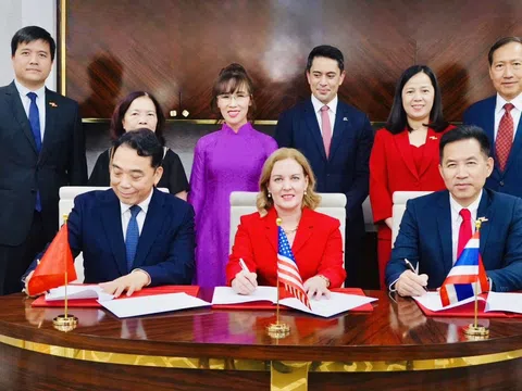 Thủ tướng Việt Nam và Thái Lan chứng kiến thỏa thuận chuyển giao 50 tàu bay Boeing cho Vietjet Thái Lan