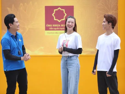 Mẹ mất vì bệnh K, cha bỏ rơi từ nhỏ, cậu bé vừa đi học vừa bán vé số giúp bà kiếm thêm