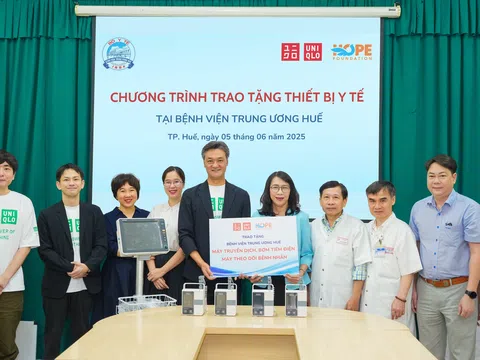 UNIQLO cùng Quỹ Hy vọng trao tặng thiết bị y tế cho Bệnh viện Trung ương Huế