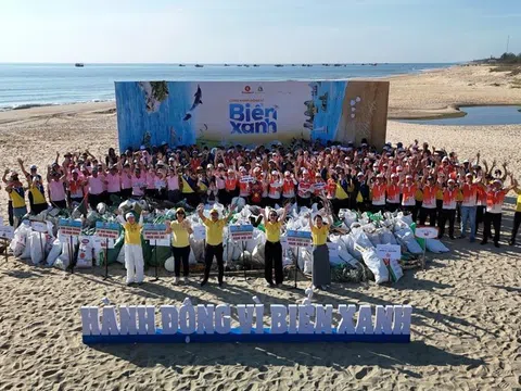 Gần 10.000 người vingroup và tình nguyện viên ra quân làm sạch bờ biển tại 28 tỉnh, thành phố