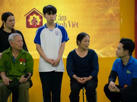 Quang Hải lặng người trước bà cụ 70 tuổi chật vật làm thuê nuôi cháu mồ côi