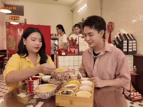 Tuấn Kiệt và Chen Ru Lu hào hứng với món chè lục bảo tại Bình Thạnh