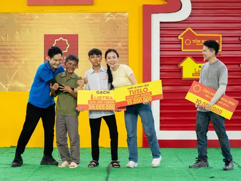 Phương Oanh khóc nức nở trước cậu bé 17 tuổi vừa đi học vừa chăm sóc bà ngoại 90 tuổi sau khi mẹ qua đời
