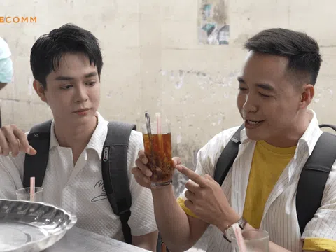 Tuấn Kiệt dẫn Bỏng Ngô Mario thưởng thức sữa ngũ vị tại chợ Thiếc