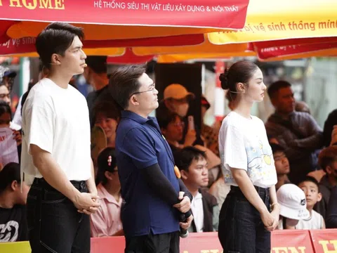 Đại Nghĩa, Lona Kiều Loan bật khóc trước cô bé mồ côi cha, mẹ nằm viện, một mình đơn độc tham gia Mái ấm gia đình Việt