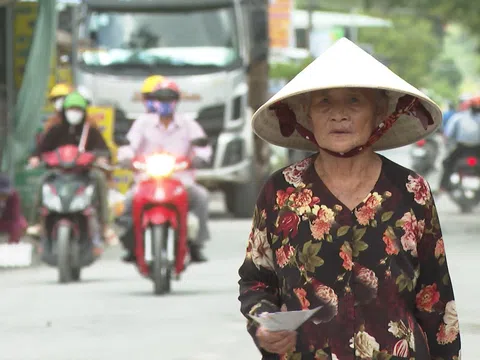 Chuyến xe nhân ái: Bà cụ hơn 70 tuổi nuôi con tâm thần và cháu mồ côi trong căn trọ chật hẹp