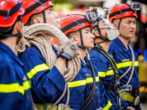 Phan Mạnh Quỳnh ngất xỉu giữa biển lửa trong “Chiến sĩ quả cảm” tập 3
