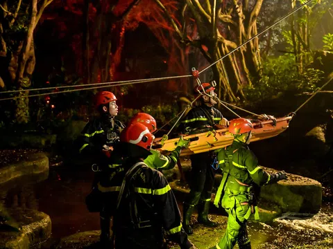 Ngô Kiến Huy, Liên Bỉnh Phát băng rừng, lội suối để giải cứu nạn nhân trong đêm mưa kinh hoàng