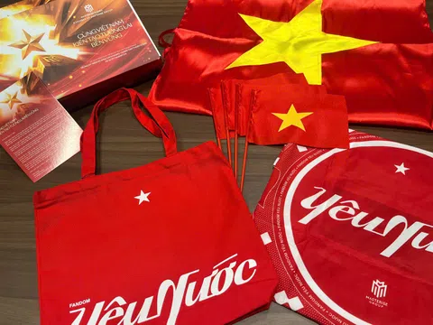 Cư dân Masterise Homes nhận quà "yêu nước", tự hào chung tay "phủ đỏ" Việt Nam