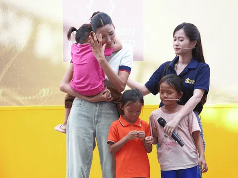 Mái ấm gia đình Việt: Hoàng Thùy bật khóc khi bé gái mất mẹ ôm chặt mình không rời
