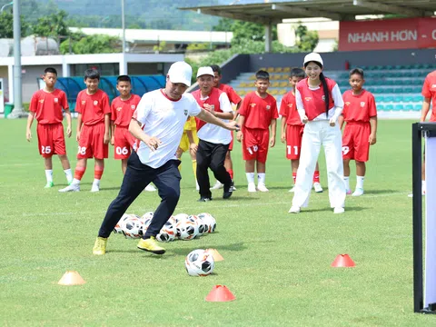 Tập 2 Cầu thủ nhí 2025: Top 15 thi đấu vòng tròn, xuất hiện cái tên gây chú ý với ban huấn luyện