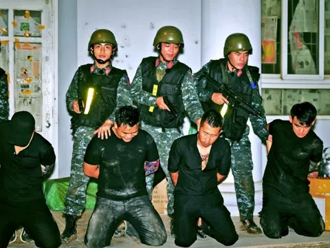 Phan Mạnh Quỳnh 'mát xa' lốp xe, Dương Lâm giã trà chanh trong Chiến sĩ quả cảm