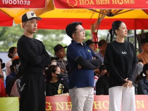 Hoa hậu Phương Linh và rapper Wean xúc động trước nghị lực của hai em nhỏ trong Mái ấm gia đình Việt