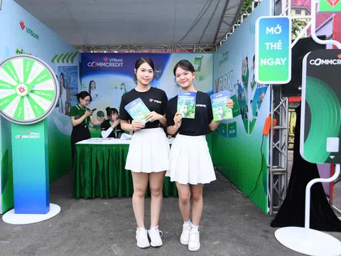VPIM 2025: Khách hàng hào hứng trải nghiệm công nghệ “chạm” tại gian hàng VPBank