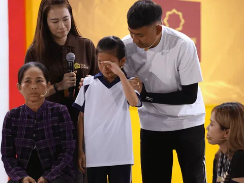 MC Thanh Thảo bật khóc trước bé gái mồ côi chưa từng biết mặt cha